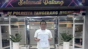 Asep Jena kelahiran Desa Citamiang, Kecamatan Purabaya, Kabupaten Sukabumi, sehabis membuat laporan ke Polresta Tangerang. (Sumber : Istimewa.)