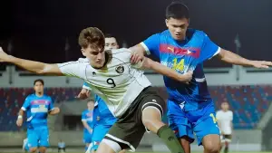 Aksi Mauro Zilstra berduel dengan pemain Filipina di pertandingan pertama SEA Games 2025 cabang olahraga Sepak Bola (Sumber: Instagram/@timnasindonesia)