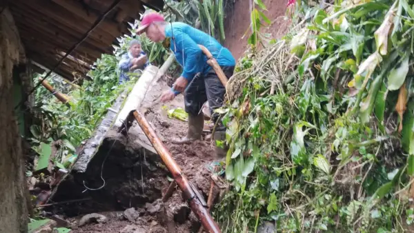 Longsor timpa satu rumah warga di Sampora, Cikidang, Kabupaten Sukabumi | Foto : Dok. Pemcam
