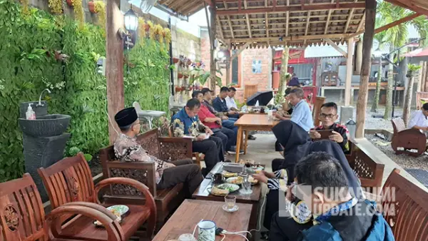 Rapat koordinasi forkopimcam dengan komunitas MBG, di Kecamatan Bojonggenteng, Kabupaten Sukabumi. (Sumber : SU/Ibnu Sanubari).