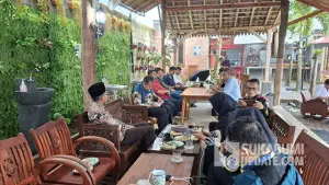 Rapat koordinasi forkopimcam dengan komunitas MBG, di Kecamatan Bojonggenteng, Kabupaten Sukabumi. (Sumber : SU/Ibnu Sanubari).