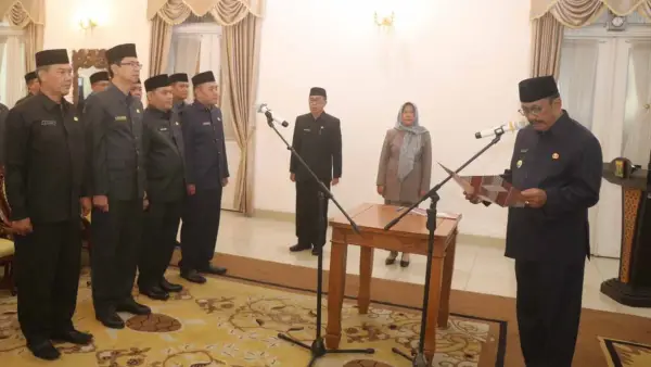 Masykur Alawi (paling kanan barisan pejabat) saat dilantik jadi Kadinkes Kabupaten Sukabumi oleh Bupati Asjap bersama 3 pejabat lainnya, Jumat (12/12/2025). (Sumber: Diskominfosan Kab. Sukabumi)