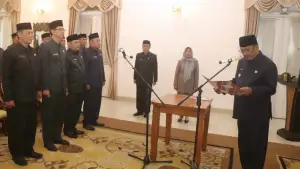 Masykur Alawi (paling kanan barisan pejabat) saat dilantik jadi Kadinkes Kabupaten Sukabumi oleh Bupati Asjap bersama 3 pejabat lainnya, Jumat (12/12/2025). (Sumber: Diskominfosan Kab. Sukabumi)