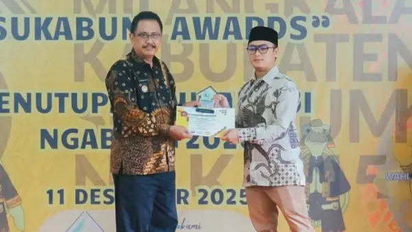 Wakil Ketua III DPRD Kabupaten Sukabumi Ramzi Akbar Yusuf menerima penghargaan Sukabumi Awards 2025 dari Bupati Asep Japar, berlangsung di Aula PKK Pendopo Sukabumi, Kamis, 11 Desember 2025. | Foto: Istimewa