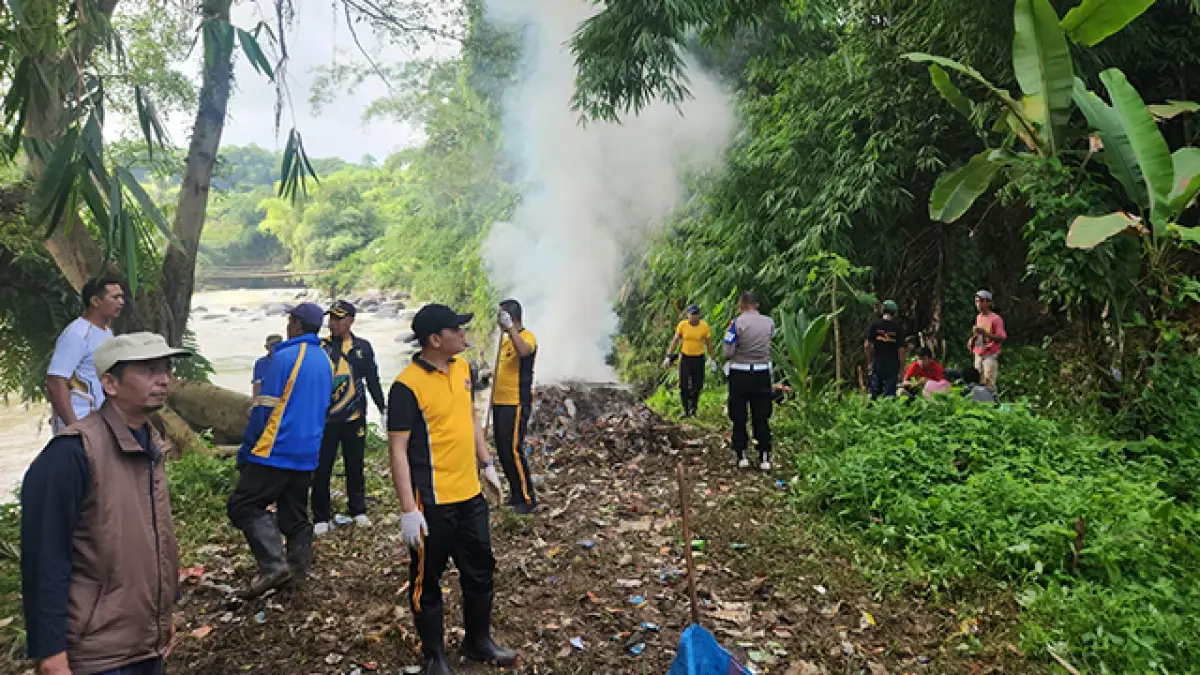 Mitigasi Bencana Desa: Bersih-bersih Bantaran Sungai Cimandiri di Jantake Sasagaran Kebonpedes
