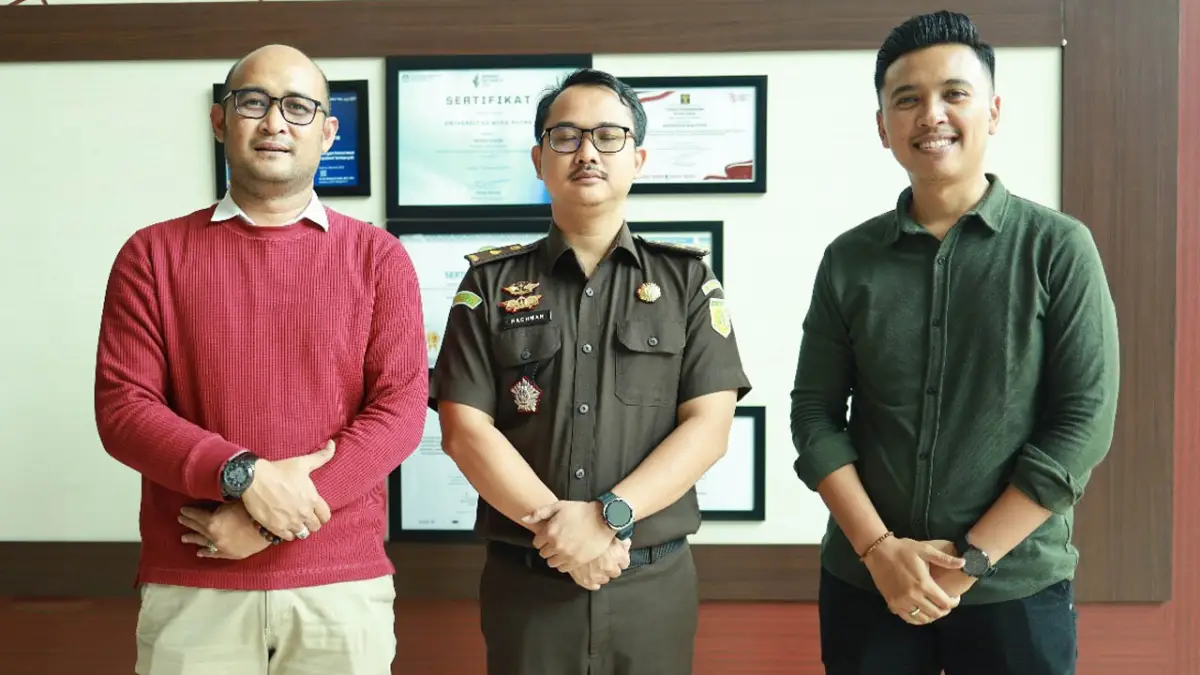 CSA Teddy Lesmana selaku Sekretaris Universitas NPU (kiri), Kepala Seksi Intelijen Kejaksaan Negeri Kabupaten Sukabumi Fahmi Rahman (tengah), dan Plt Kasubsi 1 Dimas Fir Rizqi, pada Seksi Intelijen (kanan). | Foto: Istimewa