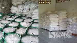 Tumpukan garam milik petani di Desa Buniasih, Kecamatan Tegalbuleud, Kabupaten Sukabumi, yang menumpuk di gudang akibat harga anjlok dan minim pembeli. (Sumber Foto: SU/Ragil Gilang)