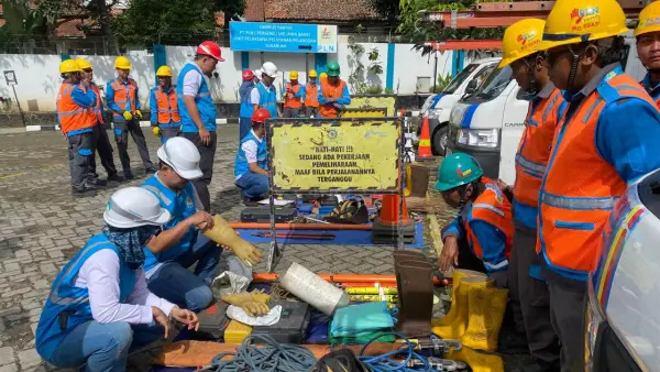 Petugas PLN memeriksa peralatan untuk memastikan keandalan pasokan listrik menjelang perayaan Nataru. | Foto: PLN