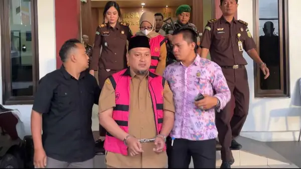 Eks Kadisporapar Kota Sukabumi Tejo Condro Nugroho saat digiring Kejaksaan untuk ditahan setelah jadi tersangka korupsi retribusi wisata, Senin (8/12/2025). (Sumber Foto: Istimewa)