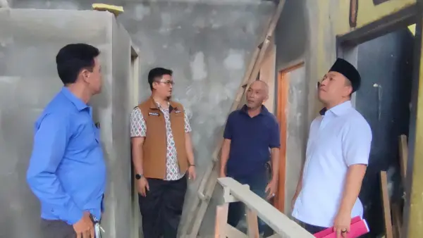 Wakil Bupati Sukabumi Andreas dan Kadis Perkim saat meninjau pembangunan rumah tidak layak huni milik warga Jayabakti, Cidahu | Foto : Ibnu Sanubari