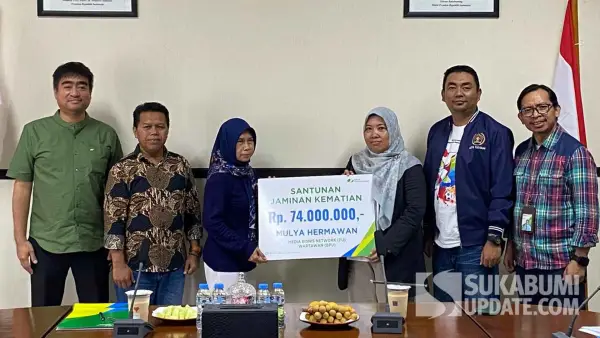 Pemberian santunan kematian kepada ahli waris Ketua PWI Kabupaten Sukabumi oleh BPJS Ketenagakerjaan. Jumat (12/12/2025). (Sumber: SU/Asep Awaludin)