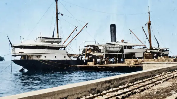Foto Dermaga Bagalbatre di Pantai Ujunggenteng, Kecamatan Ciracap, Kabupaten Sukabumi, pada masa kolonial, setelah diubah oleh AI. | Foto: KITLV