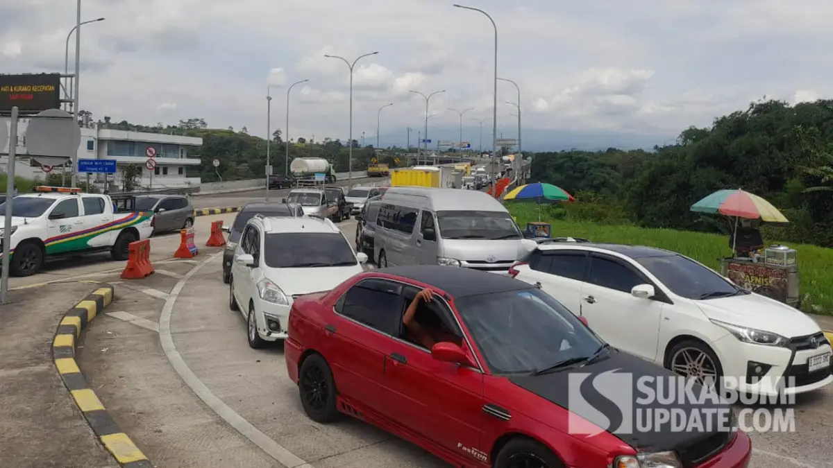 Kemacetan kendaraan di sekitar traffic light gerbang Tol Bocimi, Kecamatan Parungkuda, Kabupaten Sukabumi, Sabtu (13/12/2025). | Foto: SU/Ibnu Sanubari