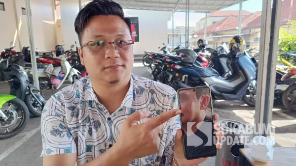 Kuasa hukum PNS Sukabumi yang jadi korban dugaan penculikan dan penganiayaan, Efri Darlin M Dachi saat menunjukan luka yang diterima korban. (Sumber Foto: SU/Ilyas)
