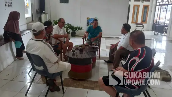 Jelang kegiatan pra-natal, Perwakilan FKUB dan kepolisian berbincang santai dengan Yohanes Wedy, pemilik rumah Singgah di Desa Tangkil, Kecamatan Cidahu, Kabupaten Sukabumi, Sabtu (13/12/2025). (Sumber Foto: Istimewa)