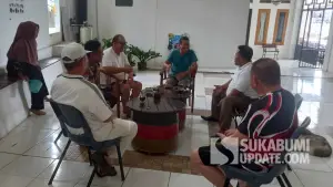 Jelang kegiatan pra-natal, Perwakilan FKUB dan kepolisian berbincang santai dengan Yohanes Wedy, pemilik rumah Singgah di Desa Tangkil, Kecamatan Cidahu, Kabupaten Sukabumi, Sabtu (13/12/2025). (Sumber Foto: Istimewa)