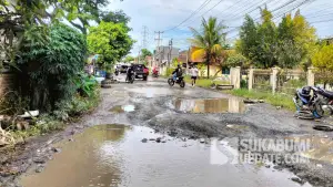 Kondisi Ruas Jalan Pelita di Kampung Benteng, Desa Jayanti, Kecamatan Palabuhanratu, Kabupaten Sukabumi, Sabtu (13/12/2025). (Sumber Foto: SU/Ilyas)