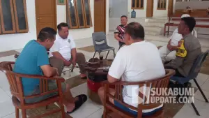 Jelang kegiatan pra-natal, Perwakilan FKUB dan kepolisian berbincang santai dengan Yohanes Wedy, pemilik rumah Singgah di Desa Tangkil, Kecamatan Cidahu, Kabupaten Sukabumi, Sabtu (13/12/2025). (Sumber Foto: Istimewa)