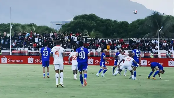 Persib Bandung harus mengakui keunggulan Madura United 2-0 di laga tunda Super League 2025/2026 (Sumber: Instagram/@persib)