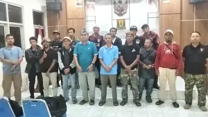 13 warga Cibadak saat tiba di Kantor Kecamatan Cibadak Sukabumi pada Sabtu (13/12/2025). (Sumber: Istimewa)