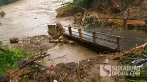 Kondisi jembatan di Desa Hegarmanah Kecamatan Warungkiara Kabupaten Sukabumi yang ambruk. (Sumber Foto: edit by copilot)