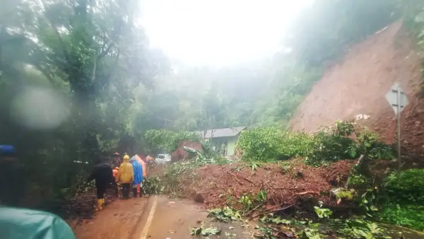 Ruas Jalan Nasional Bagbagan - Kiaradua di Kampung Ciawitali, Desa Loji, Kecamatan Simpenan, Kabupaten Sukabumi, tertutup material longsor (Sumber: dok p2bk)