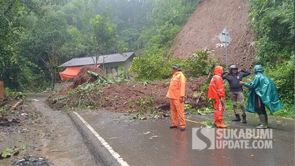 Material longsoran yang menutupi badan jalan di Jalan Nasional Bagbagan - Kiaradua di Kampung Ciawitali, Desa Loji, Kecamatan Simpenan, Kabupaten Sukabumi. (Sumber : SU/Ilyas).