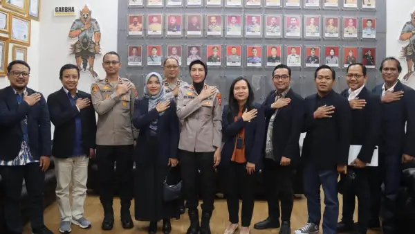 Foto bersama jajaran pejabat PLN UP3 Sukabumi dengan Polres Sukabumi Kota. | Foto: PLN