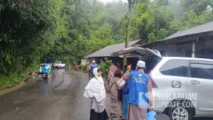 Rombongan umroh asal Jampang Kulon, yang terjebak longsor di Jalan Nasional Bagbagan–Kiaradua. (Sumber : SU/Ilyas).
