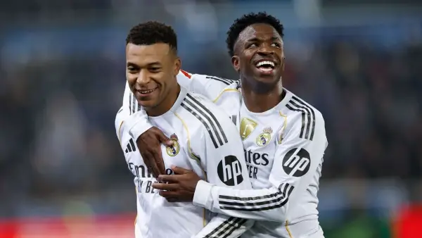 Selebrasi Mbappe dan Vinicius setelah unggul atas Alaves di ajang La Liga (Sumber: Web/realmadrid.com)