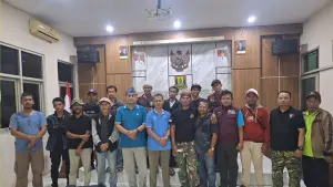 Sebanyak 12 warga Cibadak tiba di Sukabumi dengan selamat setelah dievakuasi dari Aceh, disambut Camat Cibadak bersama perangkat kecamatan. (Sumber : Istimewa.).
