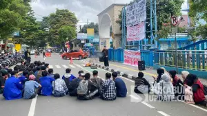 BEM UMMI menggelar aksi penyampaian aspirasi di depan Kampus mereka, Senin (15/12/2025). Aksi tersebut menyoroti transparansi anggaran kampus dan pengelolaan uang praktikum. (Sumber Foto: SU/Turangga Anom)