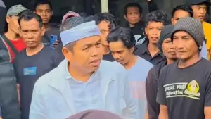 Momen Gubernur Jawa Barat Dedi Mulyadi (KDM) bertemu para pekerja yang terjebak bencana di Aceh. Belasan pekerja diantaranya warga Sukabumi. (Sumber Foto: Akun FB: Zeans (Andri Relawan Sehati))