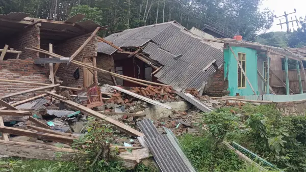 Rumah ambruk akibat pergerakan tanah di Cijagung RT 06 RW 07, Desa Bojonggaling, Kecamatan Bantargadung, Kabupaten Sukabumi, (Sumber: dok p2bk)