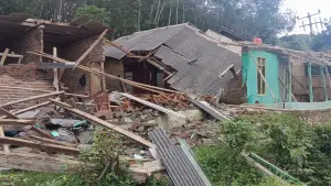 Rumah ambruk akibat pergerakan tanah di Cijagung RT 06 RW 07, Desa Bojonggaling, Kecamatan Bantargadung, Kabupaten Sukabumi, (Sumber: dok p2bk)