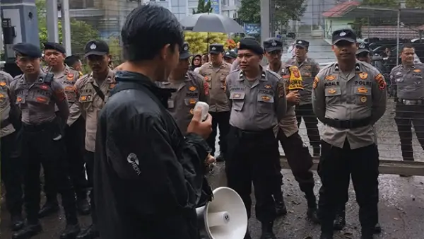 Aksi demonstrasi GRASI (Gerakan Mahasiswa Sukabumi) di depan Lapas Warungkiara Sukabumi. (Sumber : Istimewa.)