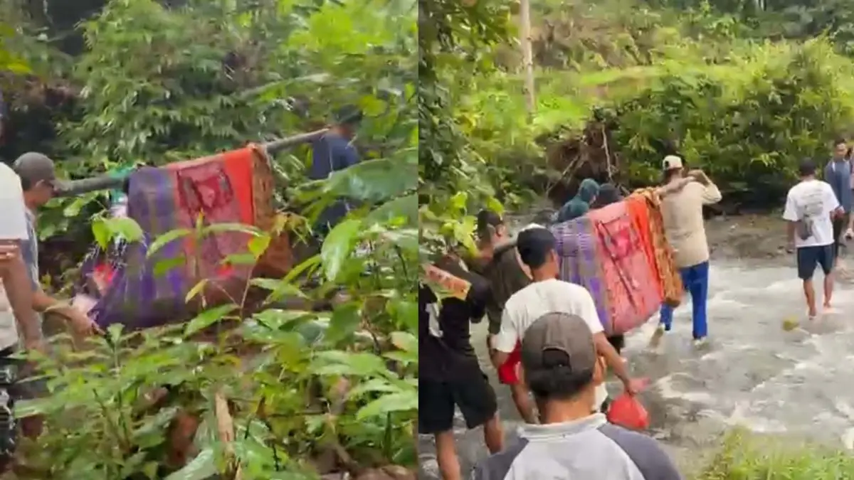 Jalan Rusak Parah, Ibu di Bangbayang Ditandu Seberangi Sungai Usai Pendarahan Saat Melahirkan