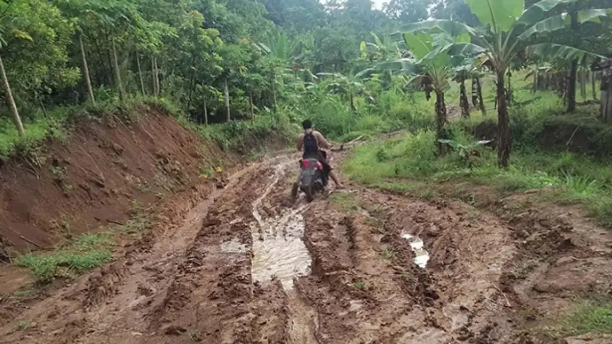 Kondisi ruas JAlan Bangbayang-Cibugel< Tegalbuleud, Kabupaten Sukabumi.