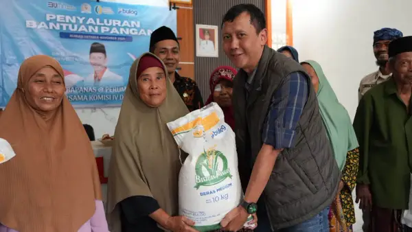 Anggota Komisi IV DPR RI Fraksi PKS, drh Slamet, menyalurkan bantuan pangan di Desa Rambay, Kecamatan Tegalbuleud, Kabupaten Sukabumi, Selasa (16/12/2025). | Foto: Istimewa