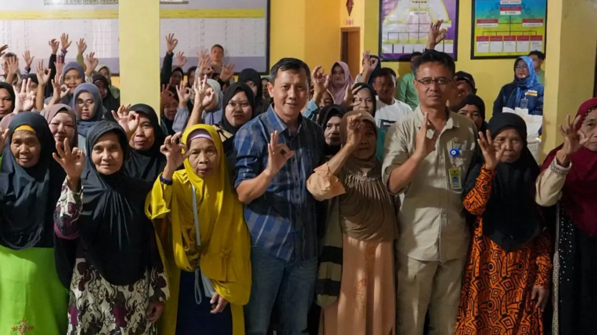 Anggota Komisi IV DPR RI Fraksi PKS, drh Slamet, menyalurkan bantuan pangan di Desa Rambay, Kecamatan Tegalbuleud, Kabupaten Sukabumi, Selasa (16/12/2025). | Foto: Istimewa