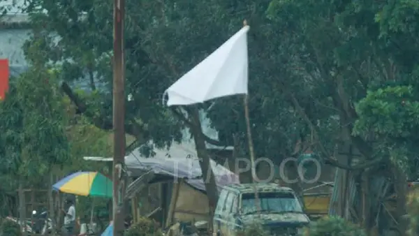 Pemasangan bendera putih di jalan lintas Sumatera sejak rabu malam, 10 Desember 2025, menjadi simbol masyarakat menyerah dan tidak sanggup mengatasi dampak bencana | Foto : Tempo/Ilham Balindra