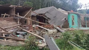 Kondisi pemukiman warga yang ambruk akibat bencana pergerakan tanah di Bantargadung, Sukabumi. (Sumber: Istimewa)