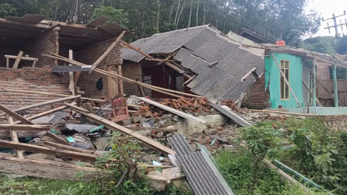 Retakan Baru Bermunculan, Penyintas Bencana Tanah Bergerak Cijagung Sukabumi Hidup Dalam Kecemasan
