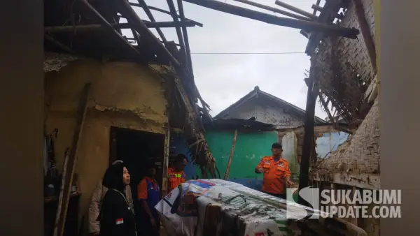 Salah satu rumah yang terdampak cuaca ekstrem berupa hujan deras di Kota Sukabumi. | Foto: Istimewa