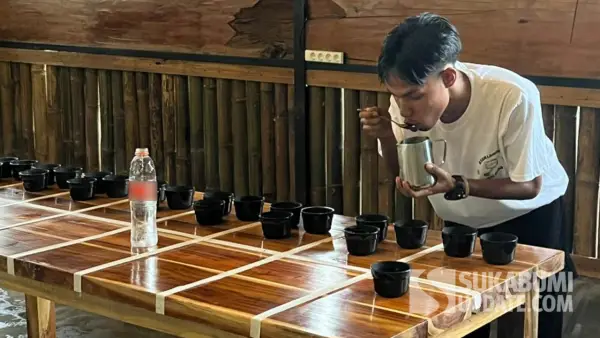 Salah satu peserta (peracik kopi) sedang mencicipi kopi dalam ajang Cup Taster Throwdown di event Festival Eksplorasi Pariwisata Sukabumi 2025 di Kadudampit, Kabupaten Sukabumi | Foto : Turangga Anom