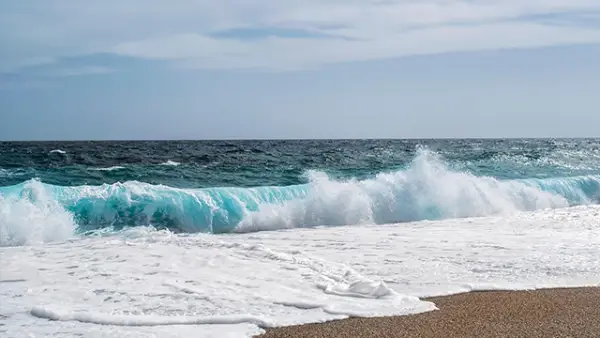 Ilustrasi pantai - BMKG Ingatkan Potensi Banjir Rob di Pesisir Sukabumi 20 Desember–31 Desember 2025. (Sumber : Pixabay.com/@ELG21)