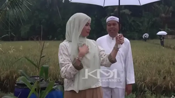 Gubernur Jawa Barat Dedi Mulyadi dan Politisi Malaysia Young Syefura di Lembur Pakuan, Subang | Foto : Dok. KDM Channel