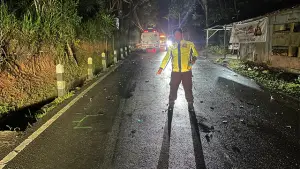 Petugas kepolisian saat olah TKP kecelakaan lalu lintas antara motor dan truk Fuso di Jalan Raya Alternatif Palabuhanratu, Desa Pamuruyan, Kecamatan Cibadak, Kabupaten Sukabumi, Selasa (16/12/2025). (Sumber : Istimewa.)