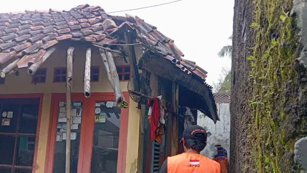 Atap rumah ambruk diterjang hujan lebat di Lembursitu, Kota Sukabumi | Foto : BPBD