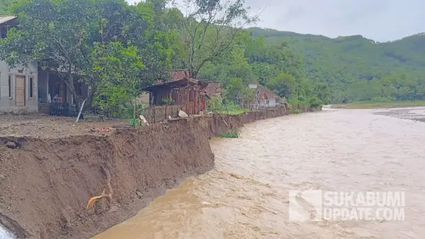 Penampakan Kampung Sawah Tengah yang berseberangan langsung dengan Kampung Cisarua yang terisolir akibat amukan Sungai Cidadap, Kecamatan Simpenan, Kabupaten Sukabumi. (Sumber: SU/Ilyas Supendi)